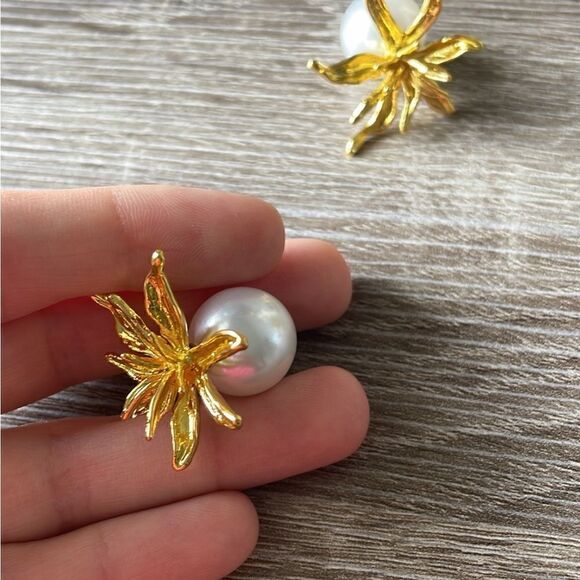 Flower with pearl on the back earrings A55 - Picture 4 of 6